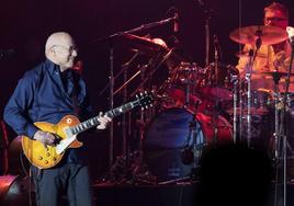 Mark Knopfler toca una Gibson Les Paul vintage durante su gira de despedida de 2019, en el Palau Sant Jordi.