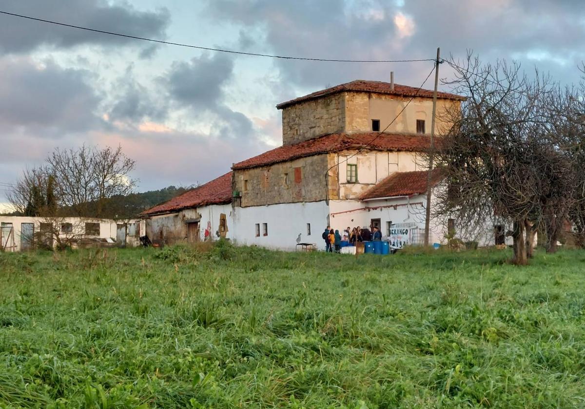 Vivienda de Kurtze ocupada por una treintena de personas.