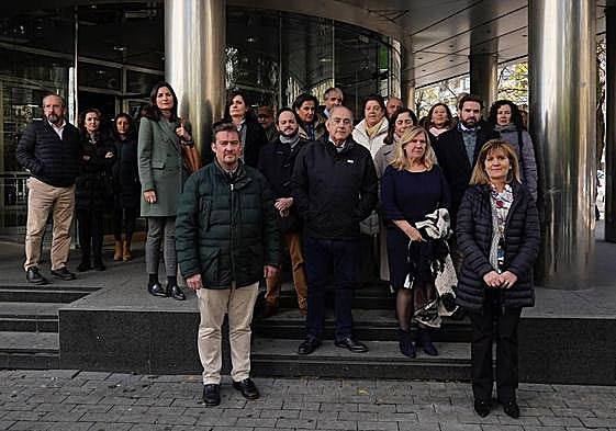 Los concentrados en el Palacio de Justicia de Vitoria.