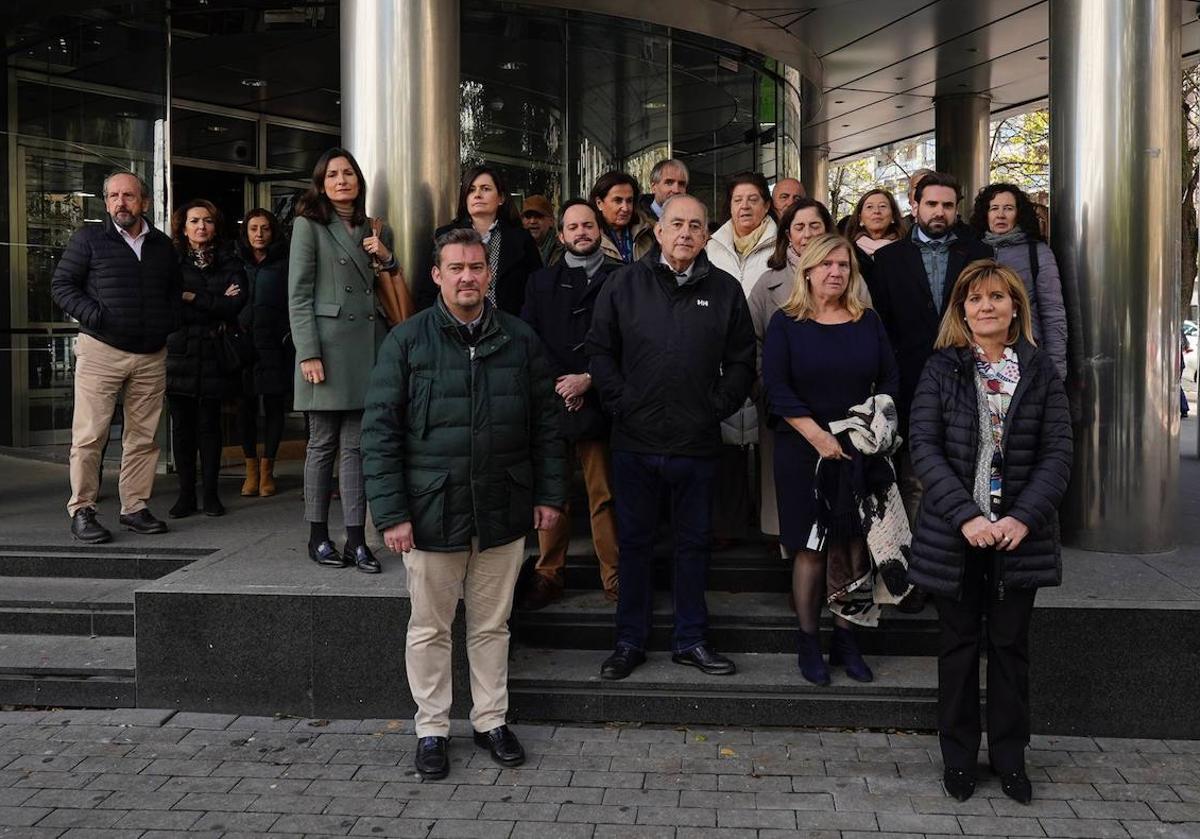 Los concentrados en el Palacio de Justicia de Vitoria.