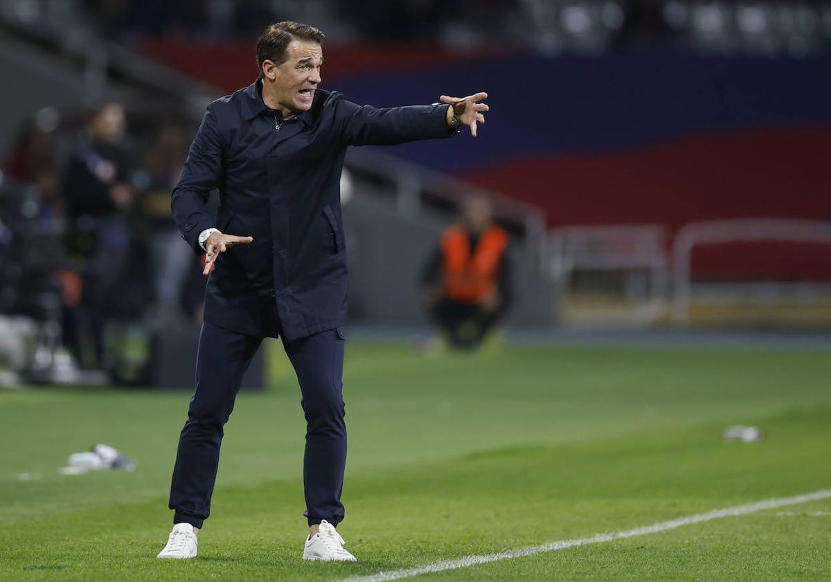 Luis García da instrucciones a sus jugadores en el partido de Montjuic.