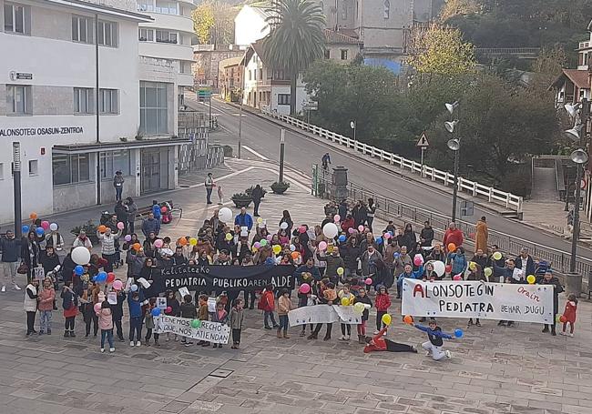 Vecinos de Alonsotegi en la otra concentración que se ha celebrado este jueves, por la tarde, con la presencia de numerosos escolares.