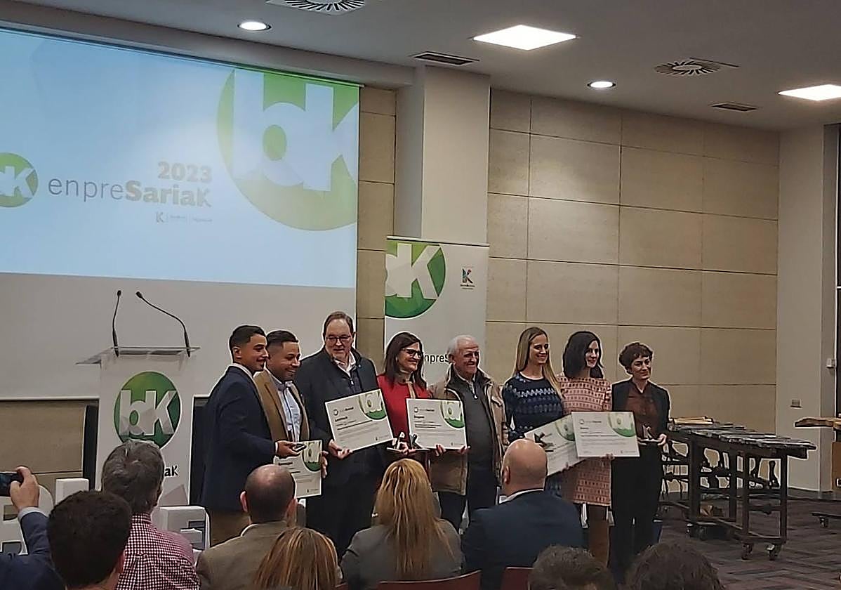 Foto de familia con las empresas baracaldesas premiadas.