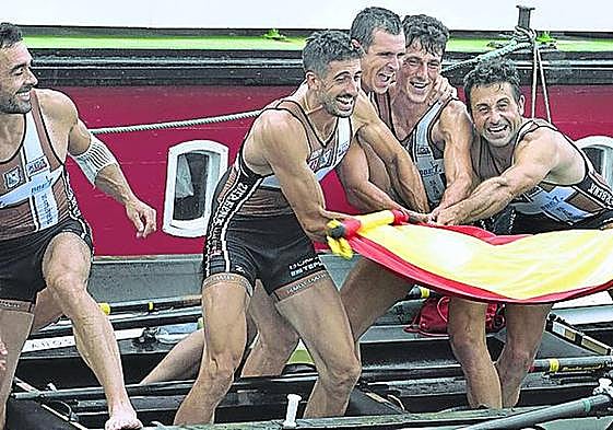 Remeros de Zierbena celebran la victoria en el Nacional de 2020.
