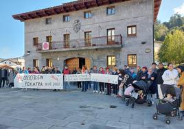 Decenas de personas se manifestaron este jueves en Alonsotegi, tanto por la mañana como por la tarde, en la plaza Doctor Medinabeitia.