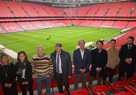 Los asistentes al acto del 125 aniversario del Athletic posan en San Mamés.