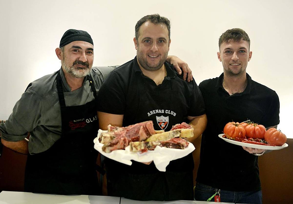 Daniel Porres, cocinero del Glass Grill Urbano de Las Arenas; Sebastián Prata, que se encarga de la parrilla y Daniel Taboada, coctelero, muestran algunos de los productos.