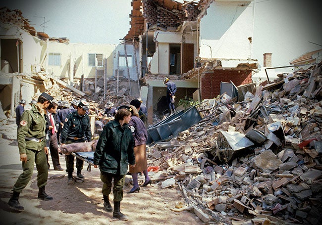La potencia del explosivo redujo a escombros el restaurante donde acudían habitualmente militares estadounidenses. Sin embargo, ninguno de ellos resultó víctima del atentado que se llevó por delante la vida de dieciocho personas españolas.