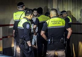 Agentes locales retienen a dos sospechosos en un garaje de Vitoria.