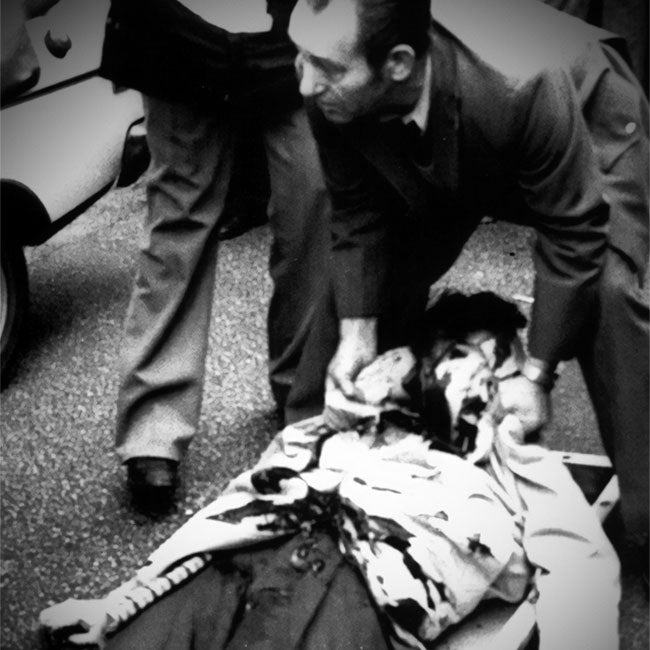 La Guardia Civil retira el cuerpo del abogado Adolfo Cotelo tras ser acribillado en su coche cuando viajaba con sus dos hijas. El presunto autor fue el palestino Said Alí Salman que confundió al abogado con Max Mazin, presidente de la comunidad judía en Madrid.