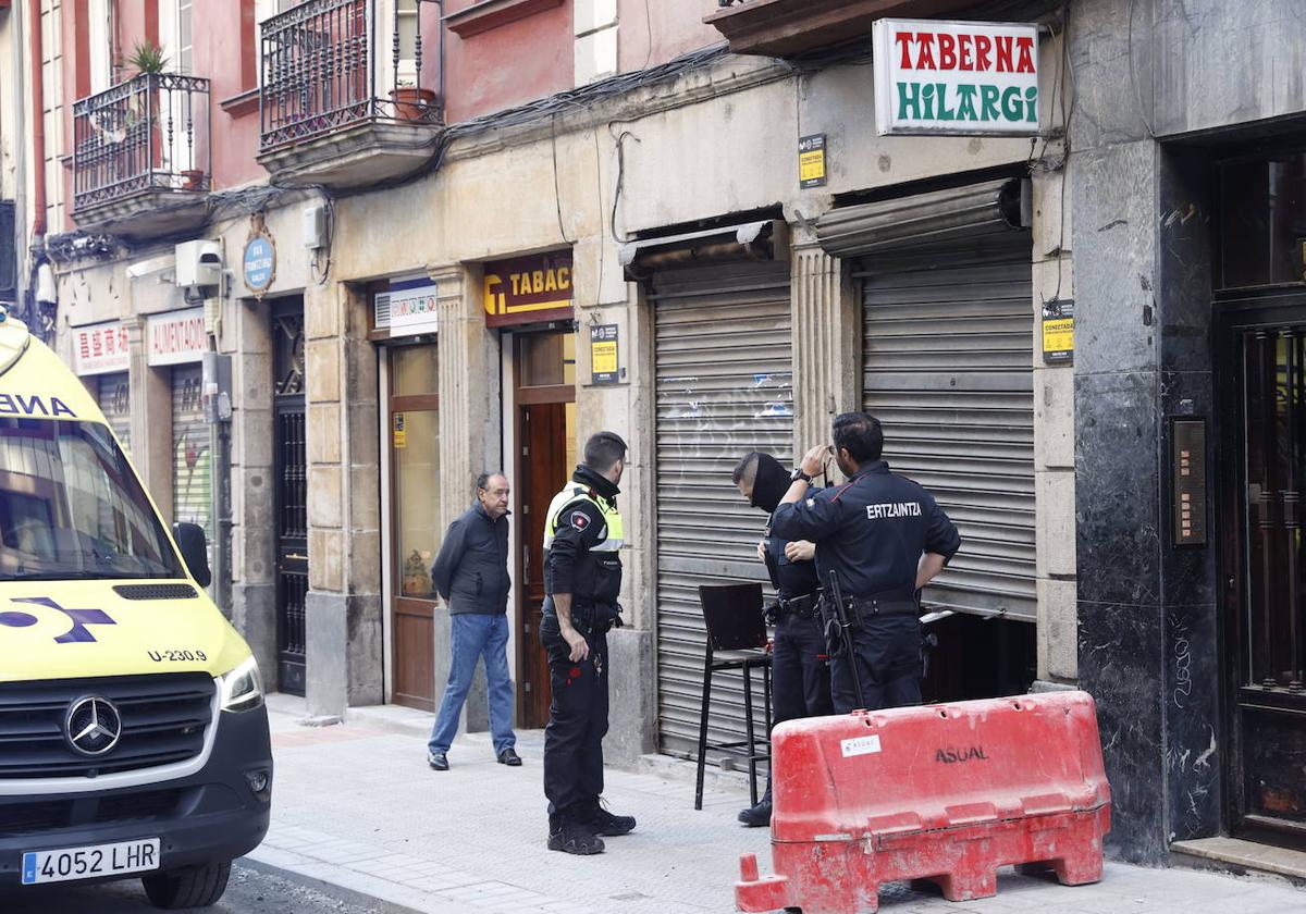 Agentes de la Ertzaintza inspeccionan un bar del barrio bilbaíno de San Francisco en que una mujer fue asesinada en diciembre del año pasado.