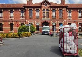 Entrada principal al pabellón Iturrizar, donde se encuentra la maternidad del Hospital de Basurto.