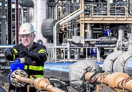 Un operario trabaja en la planta de proceso del gas natural de la localidad riojana de Sotés, a doce kilómetros de Logroño.