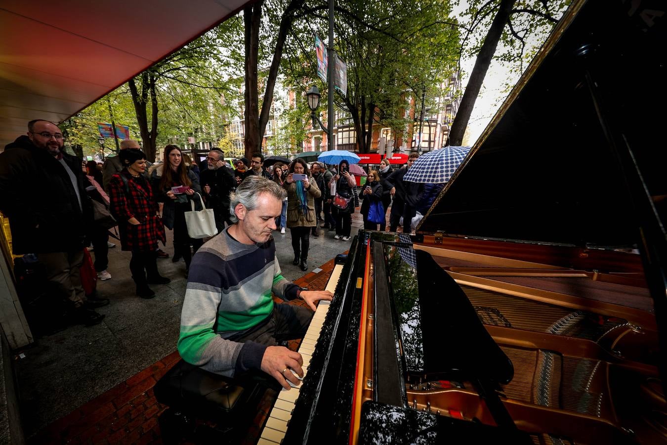 Concierto de pianistas anónimos que se animan a tocar en Gran Vía.