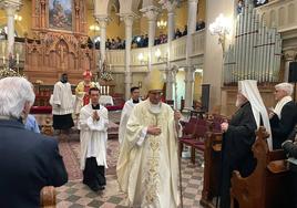 El nuevo obispo, ya ordenado, pasa junto a un patriarca ortodoxo en la catedral luterana.