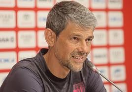 David Aznar, Entrenador del Athletic femenino, durante una rueda de prensa.