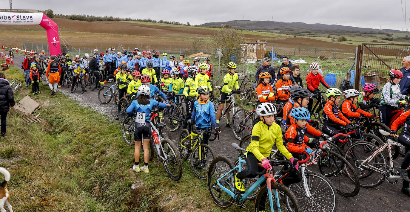 La emotiva despedida a Iñigo Díaz, el joven ciclista alavés atropellado en Salvatierra, en imágenes