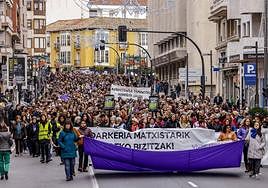 La manifestación, a su paso por la calle La Paz.
