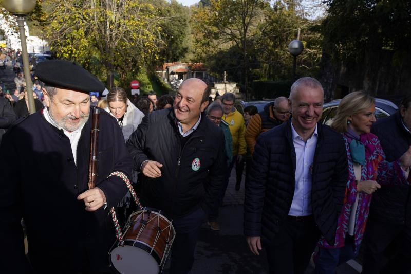 Sonrisas en el encuentro más esperado entre Urkullu y Pradales