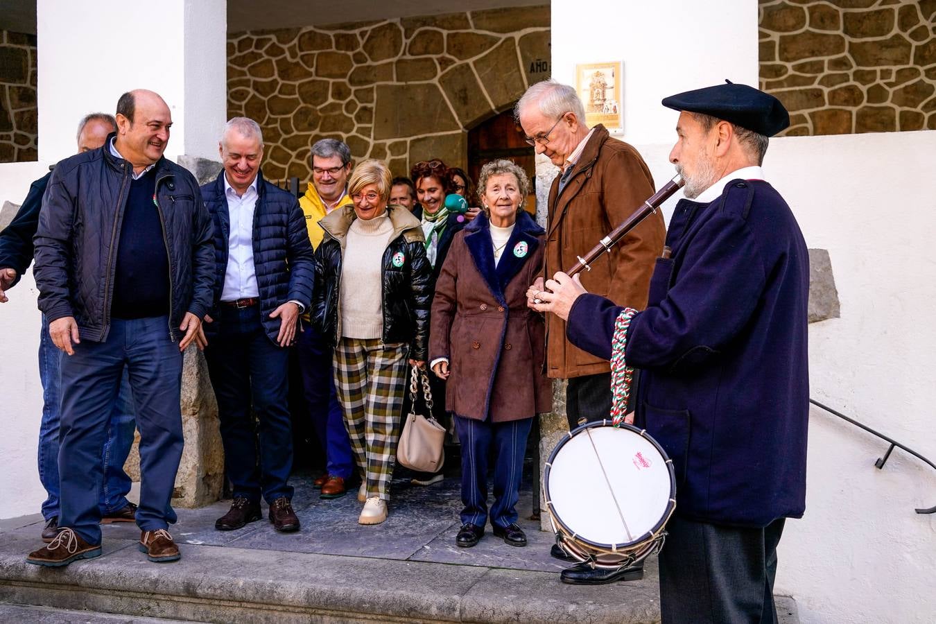 Sonrisas en el encuentro más esperado entre Urkullu y Pradales