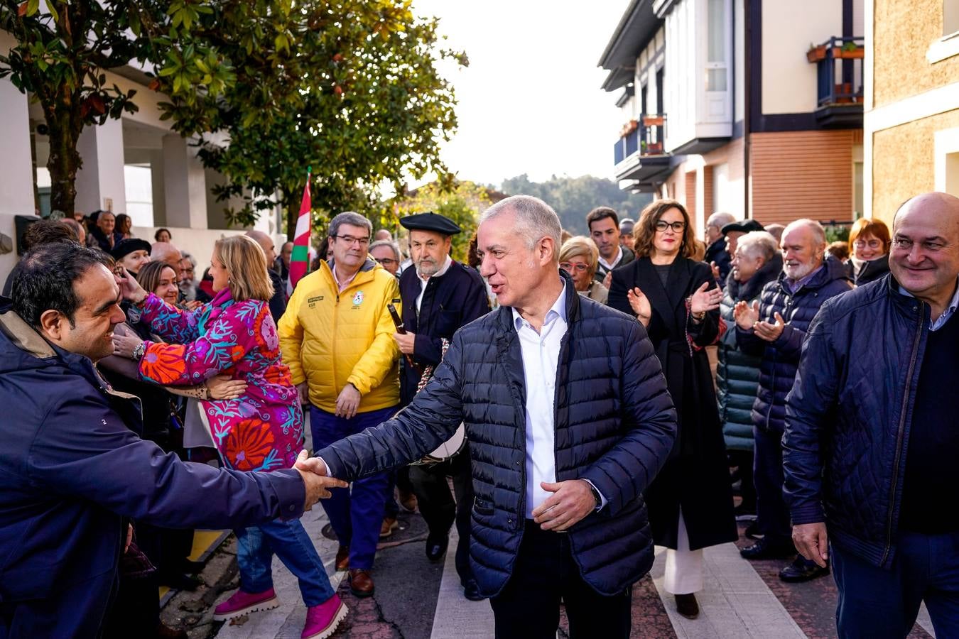 Sonrisas en el encuentro más esperado entre Urkullu y Pradales