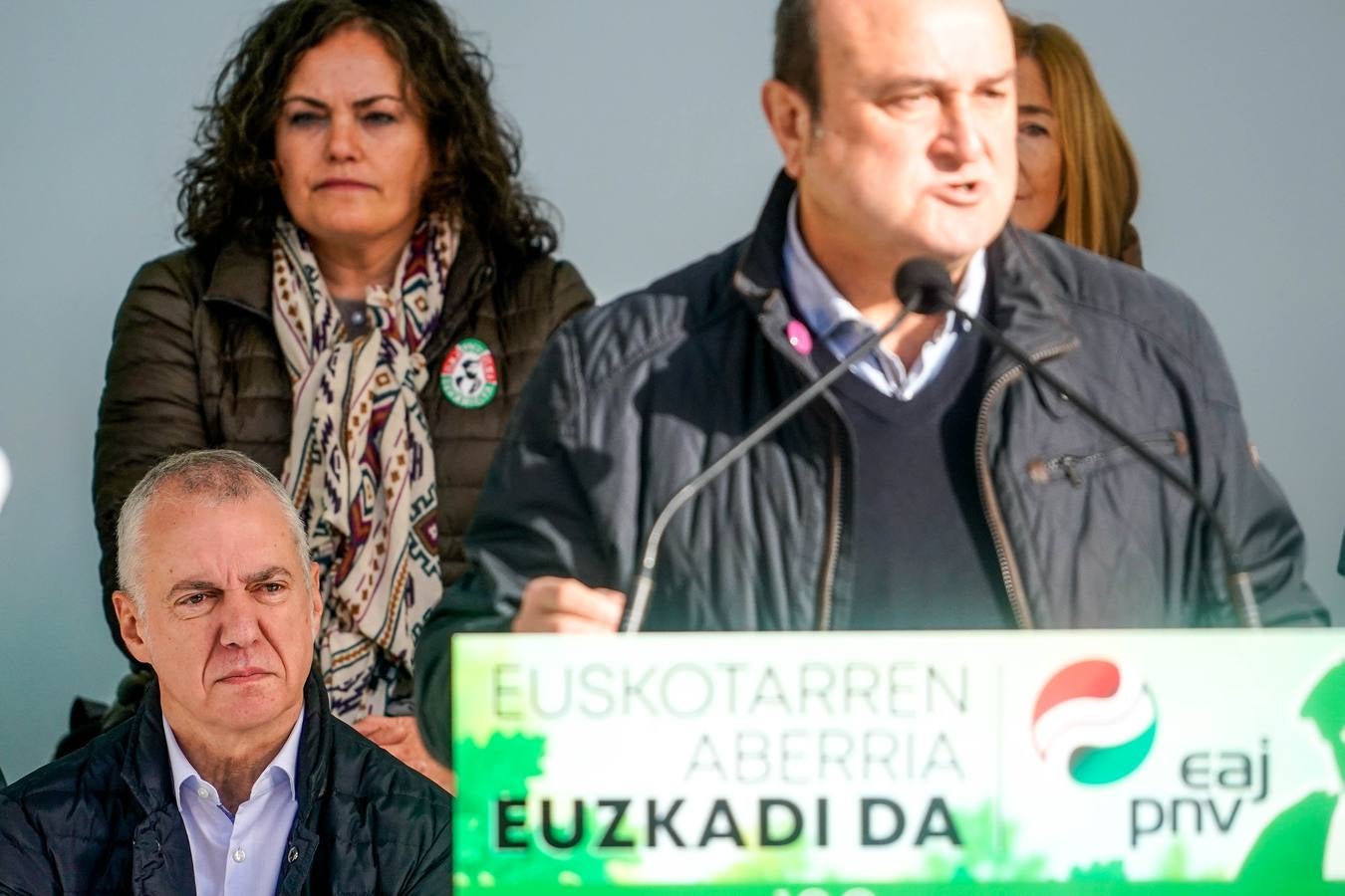 Sonrisas en el encuentro más esperado entre Urkullu y Pradales