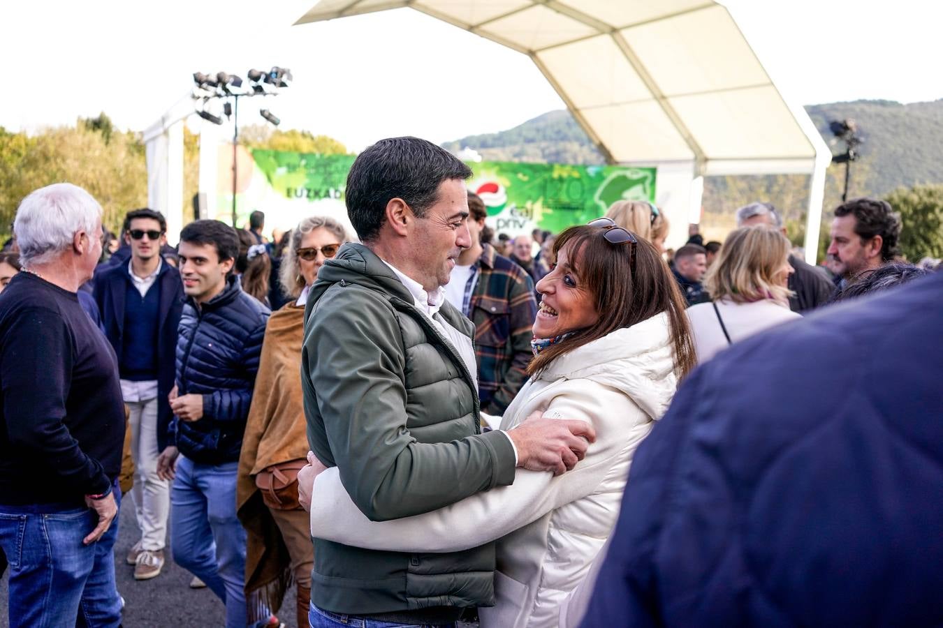 Sonrisas en el encuentro más esperado entre Urkullu y Pradales