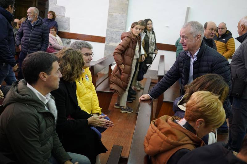 Sonrisas en el encuentro más esperado entre Urkullu y Pradales