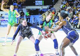 Britany Brewer captura un rebote ante la defensa de las jugadoras del equipo guipuzcoano Whalen y Fankam.