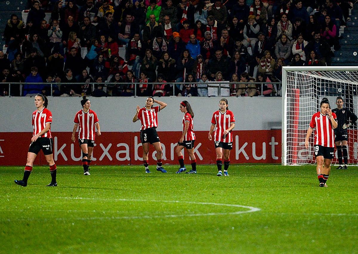 Imagen secundaria 1 - Arriba, Marta Torrejón, MVP del partido, pugna con Nerea Nevado. A izquierda y derecha, la cruz y la cara del partido. Lamentos contra celebraciones.
