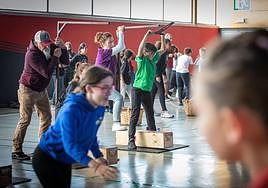 El polideportivo de Zorroza ha acogido esta jornada de herri kirolak para escolares.