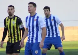 Ekaitz Molina espera un balón entre dos jugadores del Izarra.