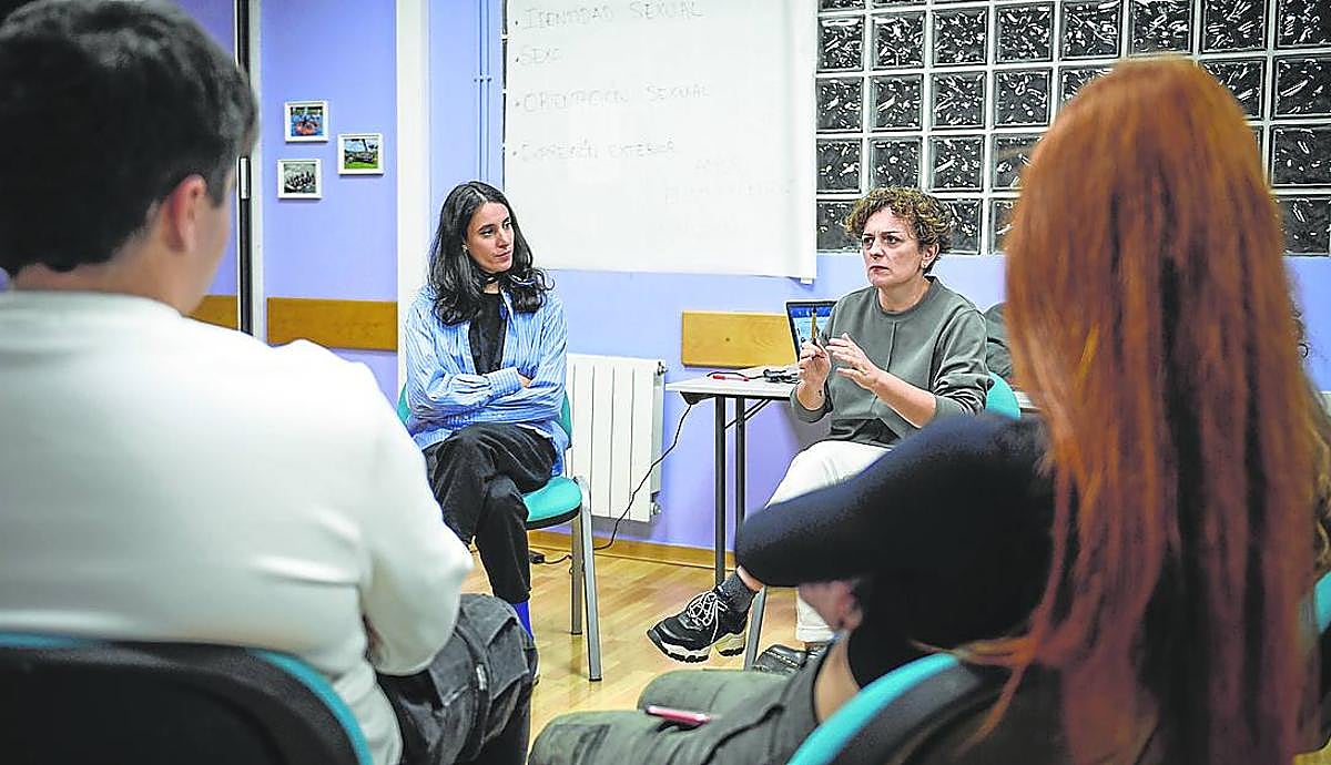 Una asociación imparte un taller a jóvenes para concienciar sobre los peligros del consumo de porno.