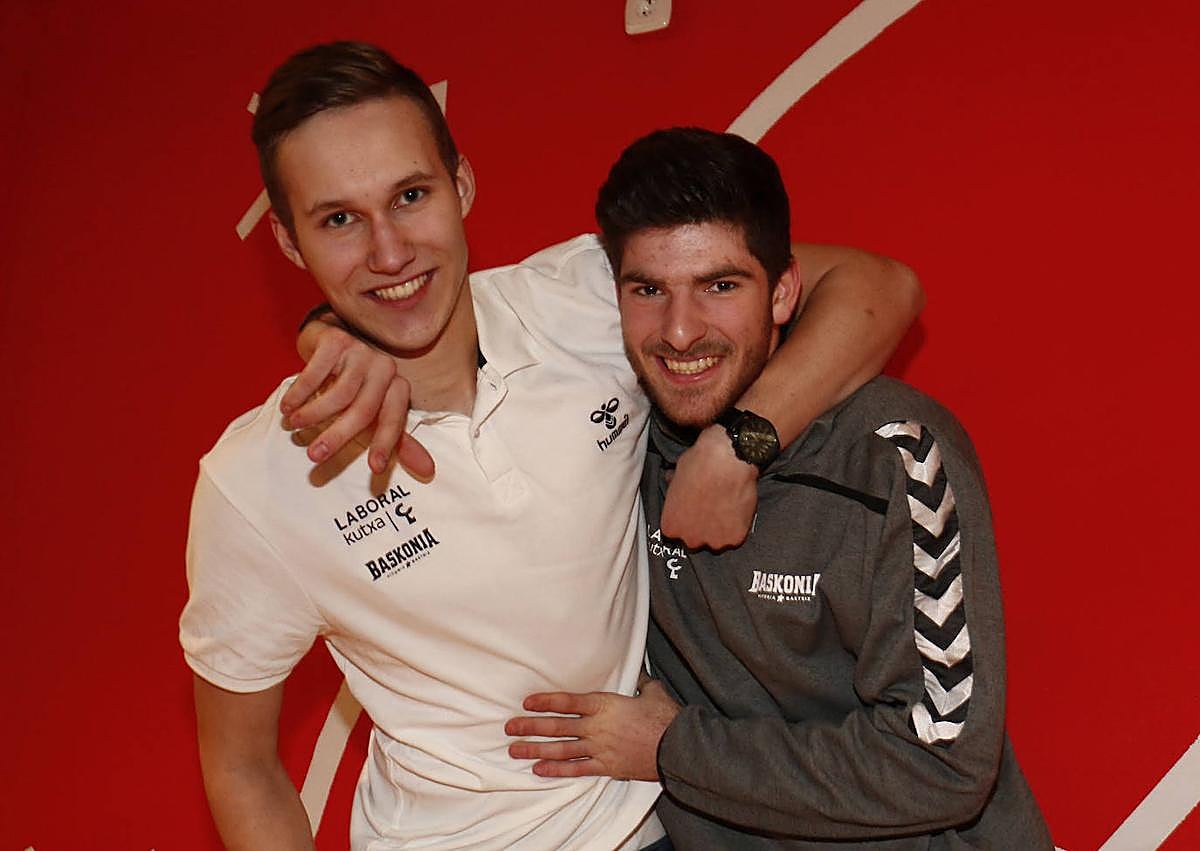 Imagen secundaria 1 -  Arriba, el lituano, en su primera cesión con el Araberri vitoriano. En medio, junto a Carlos Martínez, amigo y apoyo en sus primeros años en Vitoria. Debajo, gesto de ánimo de Sito Alonso.