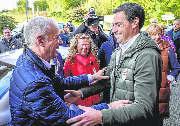 Urkullu y Pradales se saludan efusivamente a su llegada a Sukarrieta.