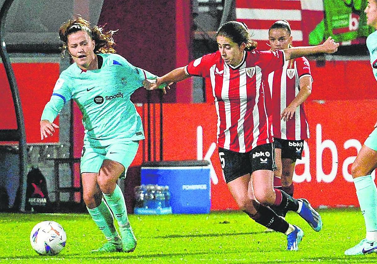 Clara Pinedo trata de irse de Claudina Pina.