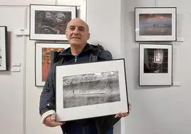 Joseba Moreno, ganador del premio de fotografía Photoka, con su imagen ganadora 'Lagatik'