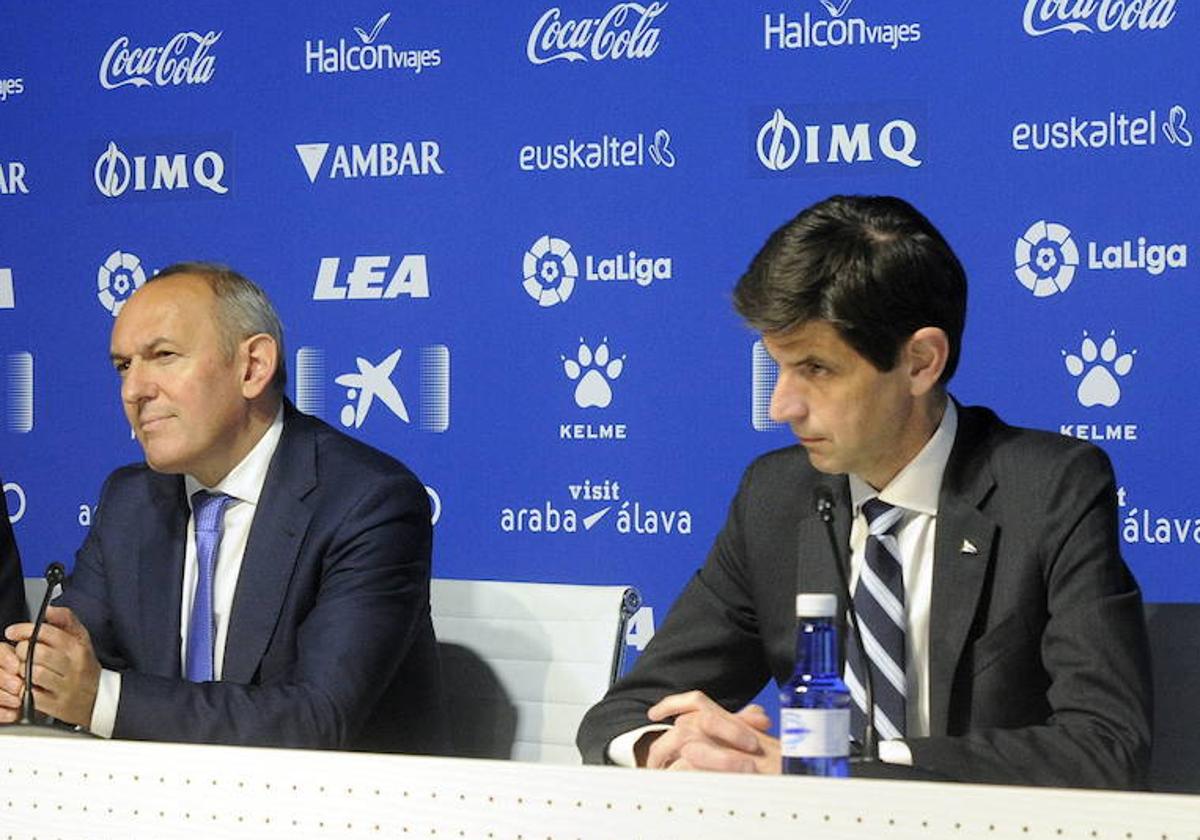 Ramiro González y Alfonso Fernández de Trocóniz, en la sala de prensa de Mendizorroza.