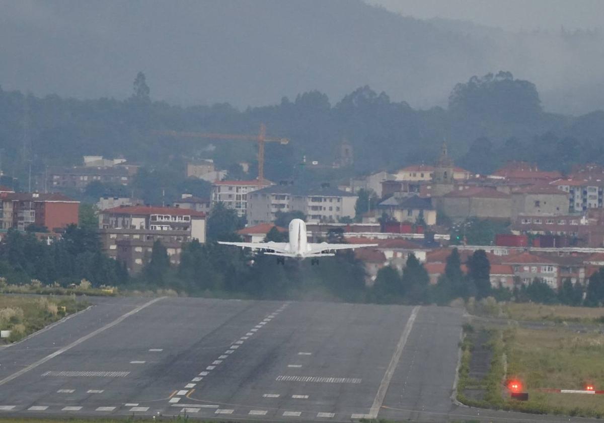 Un avión despega en el aeropuerto de Loiu.