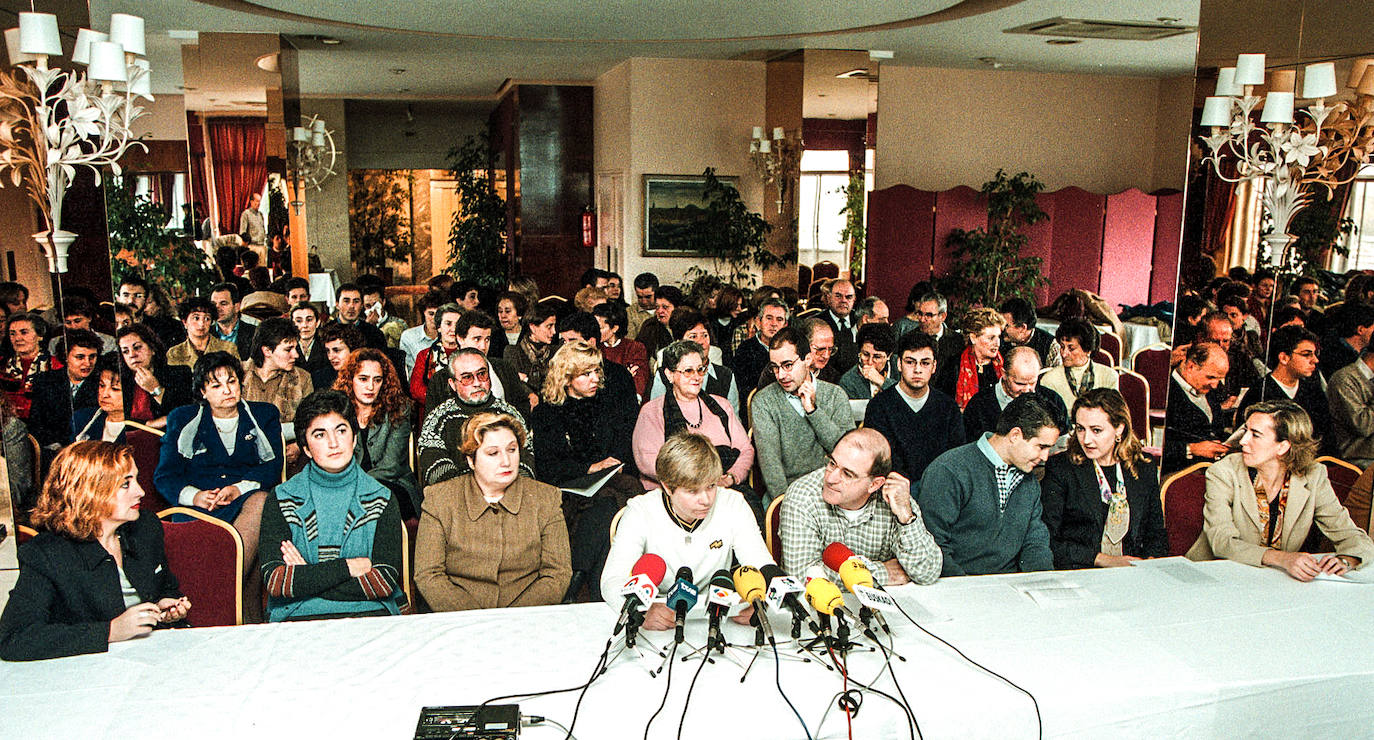 La primera rueda de prensa de Covite, con Inmaculada Iruretagoyena y Miguel Olaciregui de portavoces, junto a Teresa Díaz Bada, Ana Iribar y Cristina Cuesta, entre otros