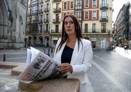 Dolores Redondo en la plaza de Santiago de Bilbao con un ejemplar de El Correo de 1983.