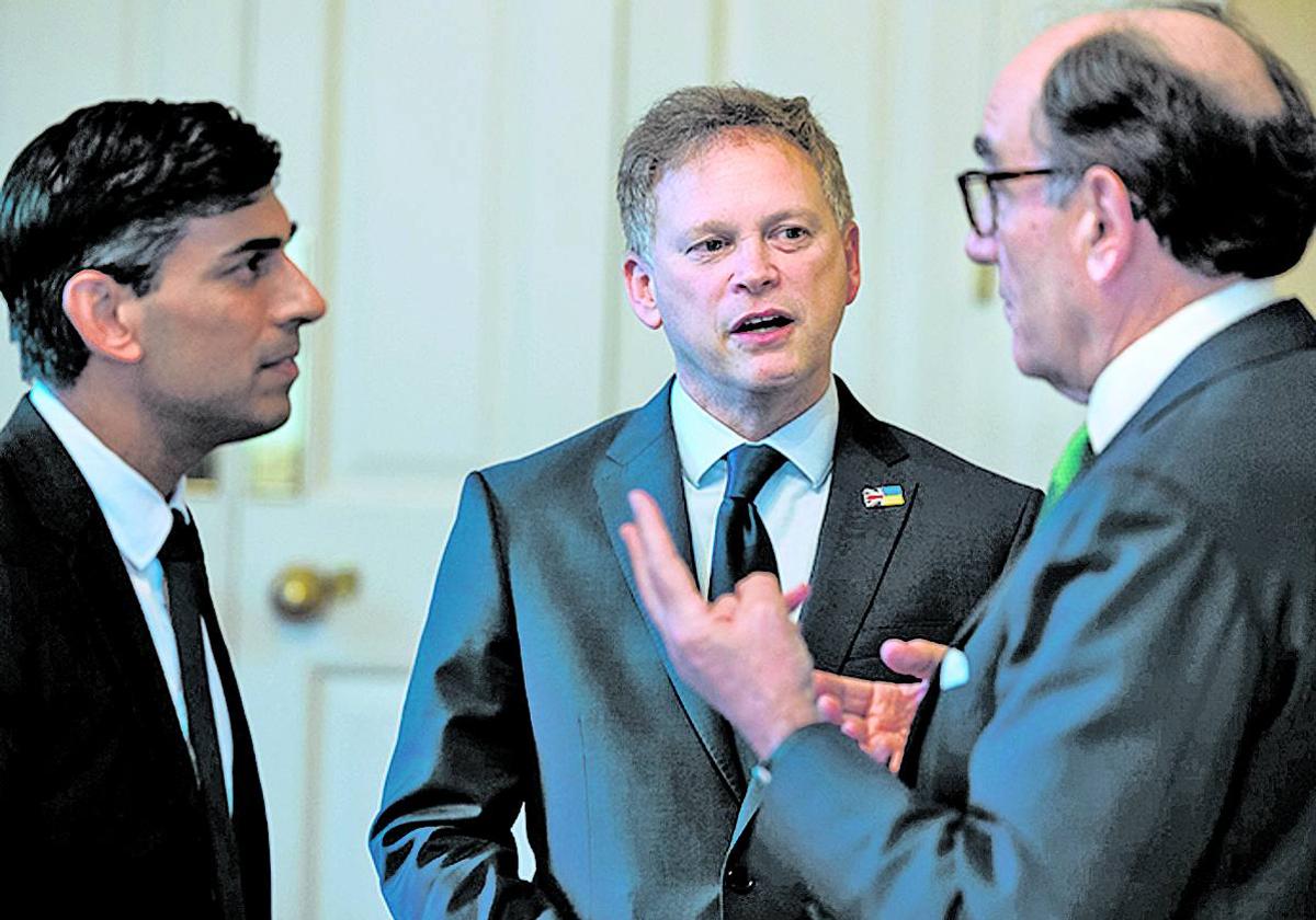 Rishi Sunak y el responsable de Defensa de Reino Unido, Grant Shapps, conversan con Ignacio Galán.