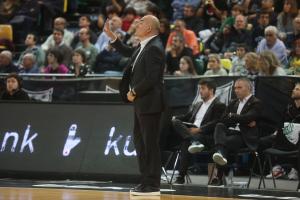 Ponsarnau se dirige a sus jugadores en el choque del pasado sábado contra el Unicaja en Miribilla.