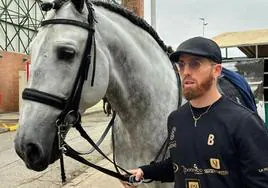 Iker Muniain, con uno de sus caballos.