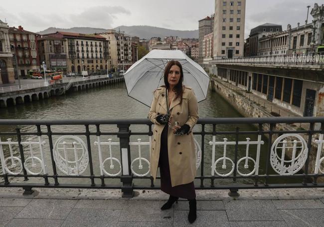 Dolores Redondo en el Puente de El Arenal.