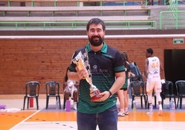 Asier Bilbao, entrenador del Ausarta, con el trofeo de campeonas de la Euskal Kopa.