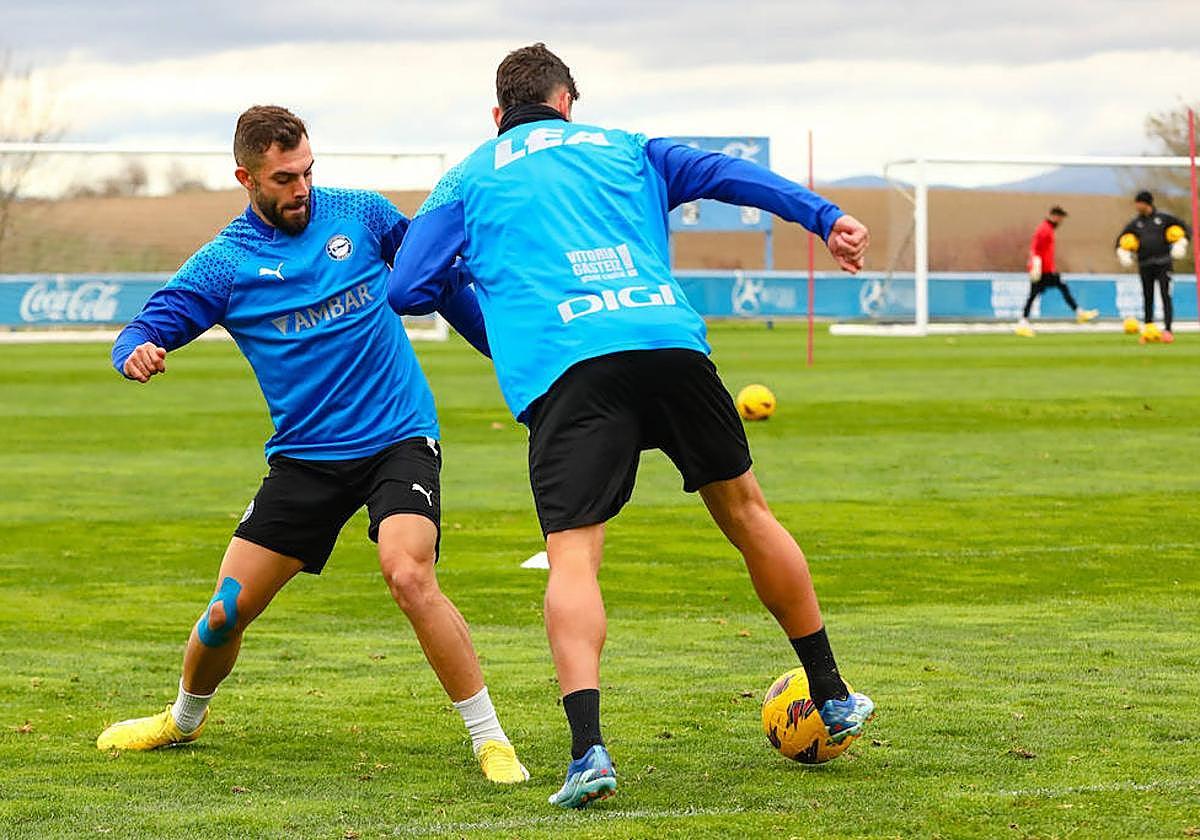 Luis Rioja intenta robar el balón a Javi López en el entrenamiento del miércoles.