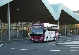 Un vehículo de Álava Bus saliendo de la estación de autobuses de Vitoria.