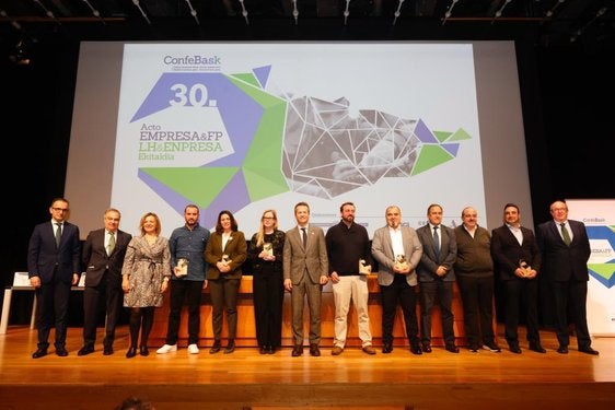 La presidenta de Confebask, Tamara Yagüe, y el consejero de Educación, Jokin Bildarratz con los premiados