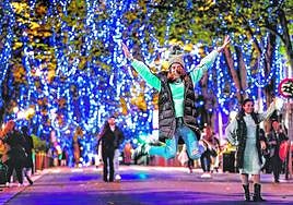 Todo el centro de Bilbao se ha iluminado a las 20.00 horas.